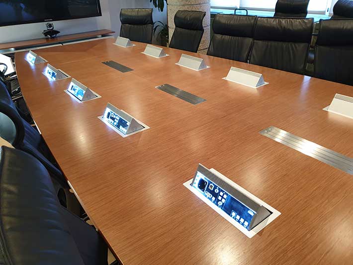 controles en mesa de reuniones